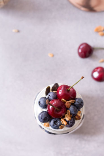 Blueberry Bircher Muesli Parfait with Coconut Yoghurt - Heavenlynn Healthy